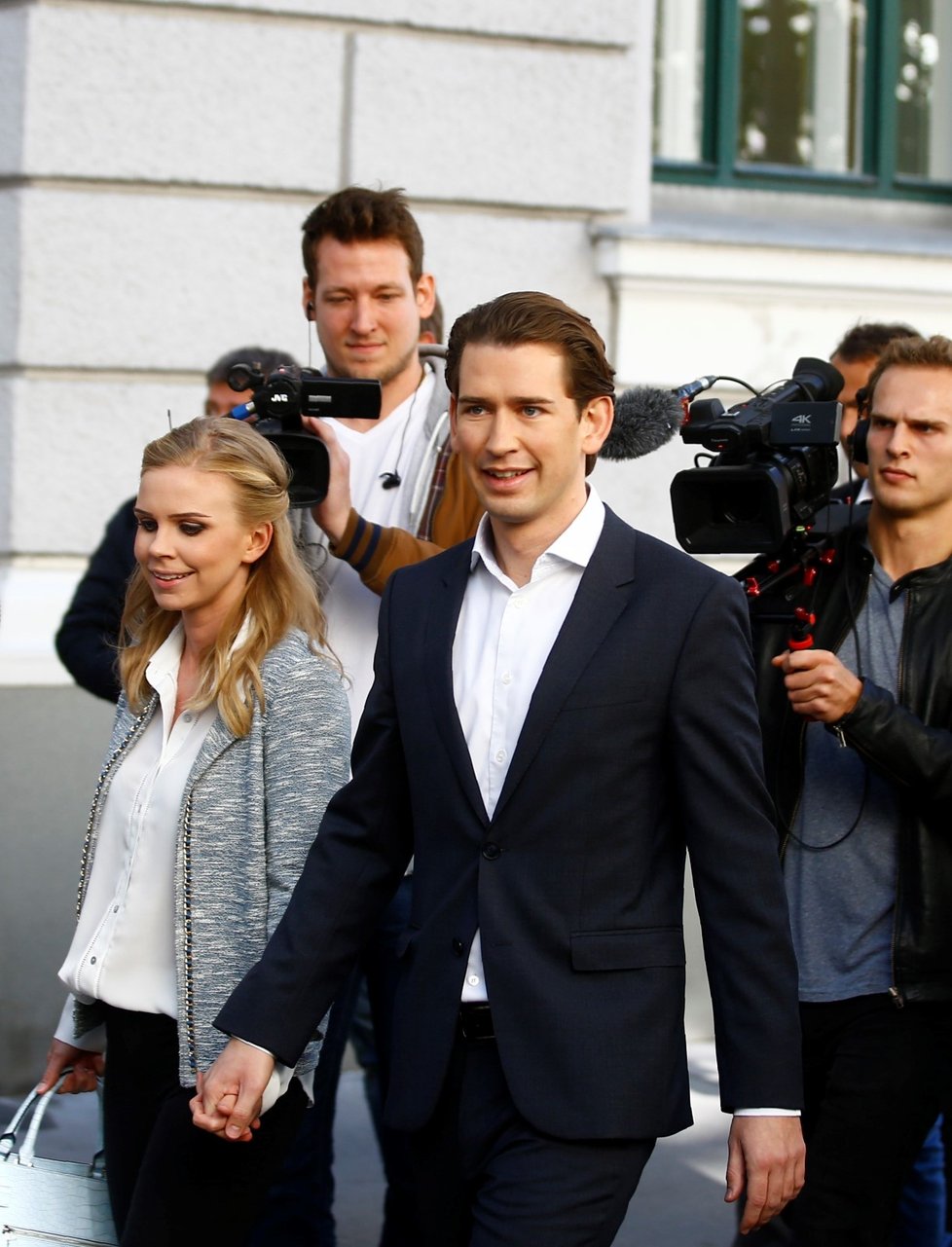 Vítězem rakouských voleb se stal mladý ministr zahraničí Sebastian Kurz. Do volební místnosti ho doprovodila mladá přítelkyně Susanne Thierová. Kurz bude nejspíš rakouským kancléřem.