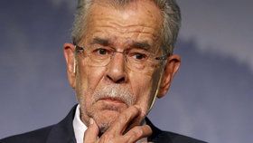 Alexander van der Bellen zvítězil těsně kvůli korespondečním hlasům. Kritici upozorňovali na nesrovnalosti.