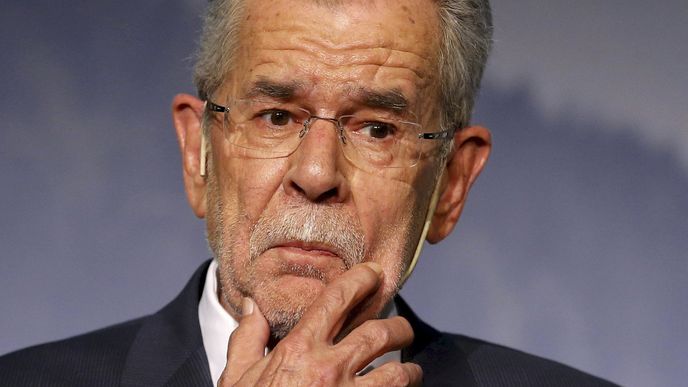 Alexander van der Bellen zvítězil těsně kvůli korespondečním hlasům. Kritici upozorňovali na nesrovnalosti.