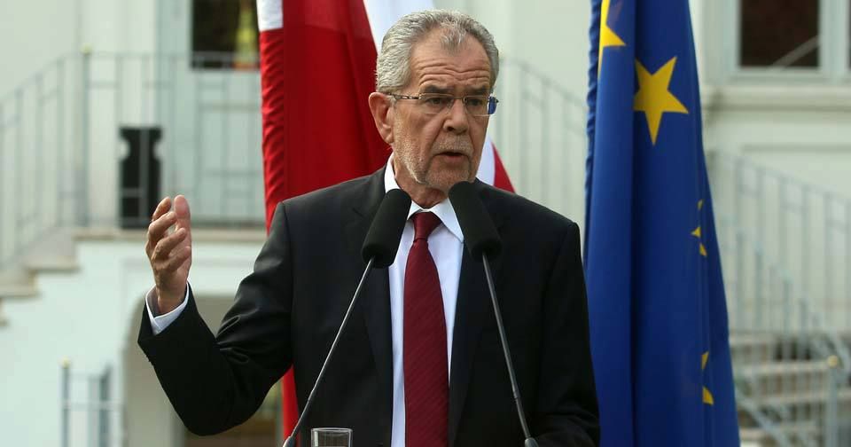 Zfalšované rakouské volby? Van der Bellen „zázračně“ porazil Hofera.