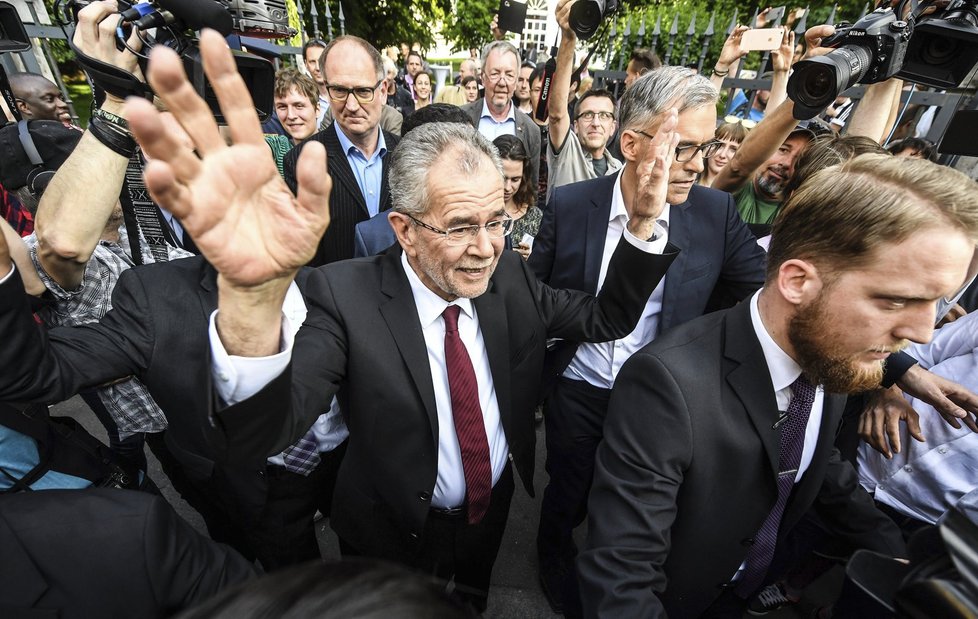 Zfalšované rakouské volby? Van der Bellen „zázračně“ porazil Hofera.