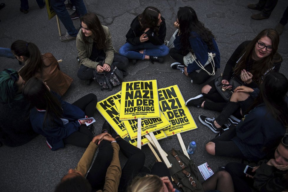 Nacistu v Hofburgu nechceme: Protest proti Hoferovi před 2. kolem