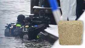Potápěči vyndavají tašku, v níž našli lidskou hlavu zalitou betonem.