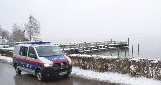 U rakouského jezera našli dvě těla, jedno bylo rozsekáno v kufrech