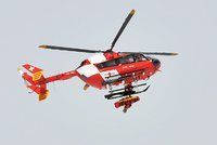 V rakouských horách uvízlo 99 školáků i učitelé: Horská služba je zachraňovala vrtulníky