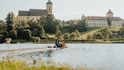 Cyklisté si koupou nohy ve Waldhausenu Cyklisté si koupou nohy ve Waldhausenu