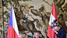 Zleva prezident Miloš Zeman a jeho rakouský protějšek Alexander Van der Bellen na tiskové konferenci po setkání 27. června na Pražském hradě