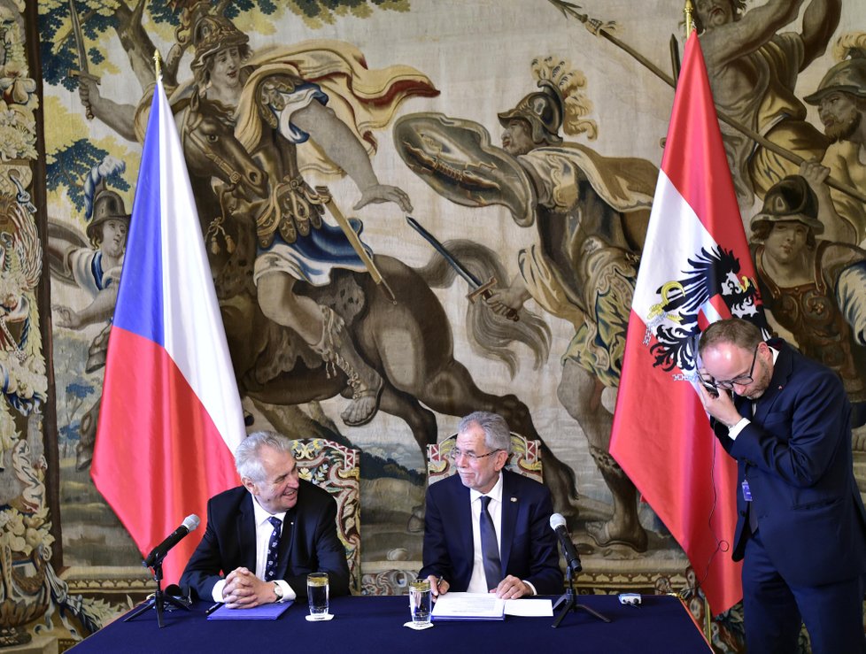 Zleva prezident Miloš Zeman a jeho rakouský protějšek Alexander Van der Bellen na tiskové konferenci po setkání 27. června na Pražském hradě