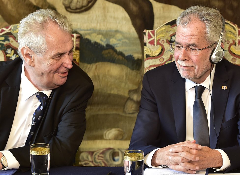 Zleva prezident Miloš Zeman a jeho rakouský protějšek Alexander Van der Bellen na tiskové konferenci po setkání 27. června na Pražském hradě