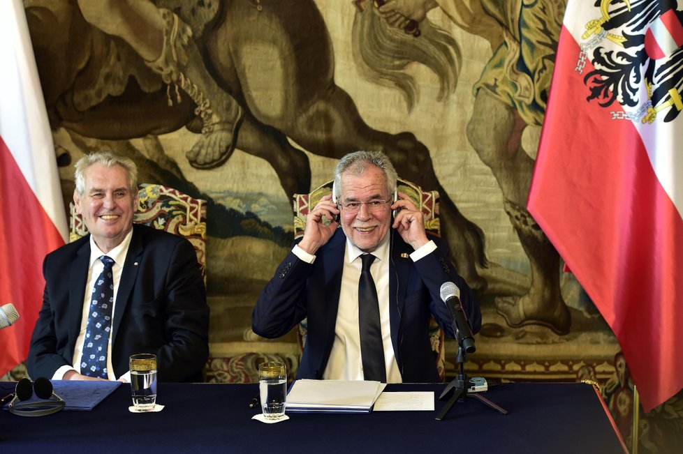 Zleva prezident Miloš Zeman a jeho rakouský protějšek Alexander Van der Bellen na tiskové konferenci po setkání 27. června na Pražském hradě