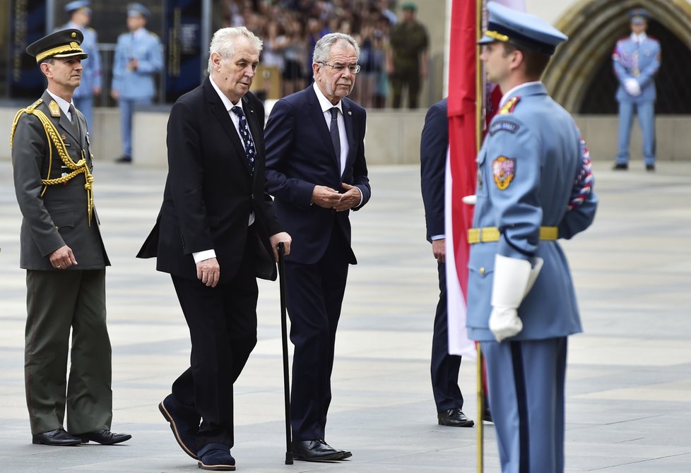 Prezident Miloš Zeman přijal 27. června na Pražském hradě rakouského prezidenta Alexandera Van der Bellena.
