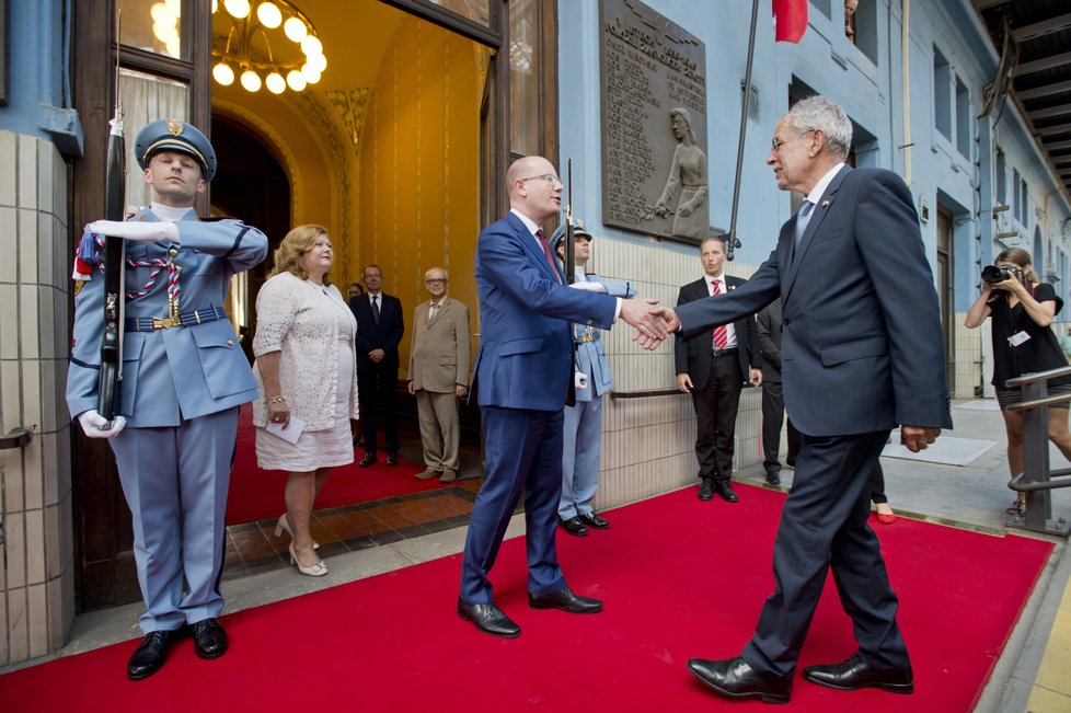 Rakouský prezident Alexander Van der Bellen (vpravo) přicestoval 26. června vlakem na pražské Hlavní nádraží na dvoudenní oficiální návštěvu ČR. Před vchodem do Prezidentského salonku ho přivítal premiér Bohuslav Sobotka.