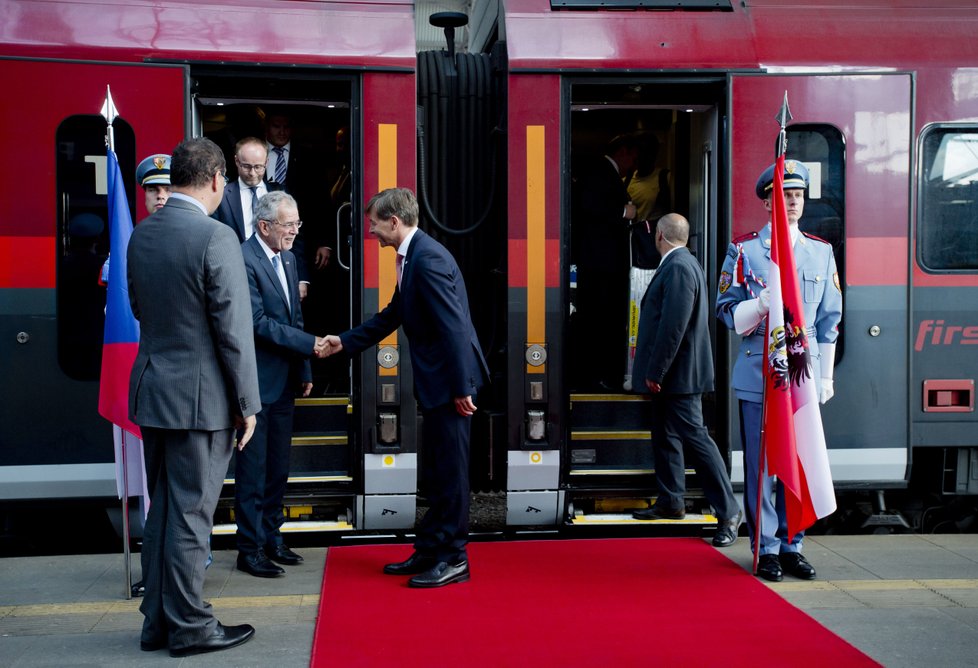 Rakouský prezident Alexander Van der Bellen (druhý zleva) přicestoval 26. června vlakem na pražské Hlavní nádraží na dvoudenní oficiální návštěvu ČR. Po příjezdu ho přivítal rakouský velvyslanec v ČR Alexander Grubmayr (třetí zleva).