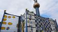 Vídeňská teplárna se zlatou koulí na komíně je méně známým dílem excentrického architekta Hundertwassera