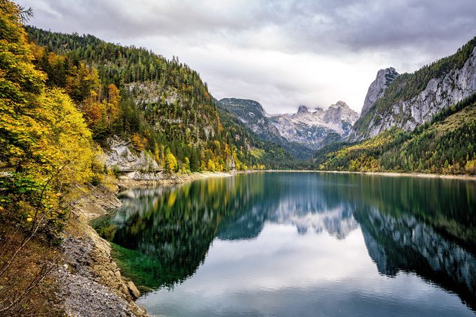 Ikonické jezero Gosausee se slavným výhledem na masiv Dachsteinu Ikonické jezero Gosausee se slavným výhledem na masiv Dachsteinu