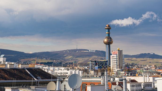 Vídeňská teplárna se zlatou koulí na komíně je méně známým dílem excentrického architekta Hundertwassera