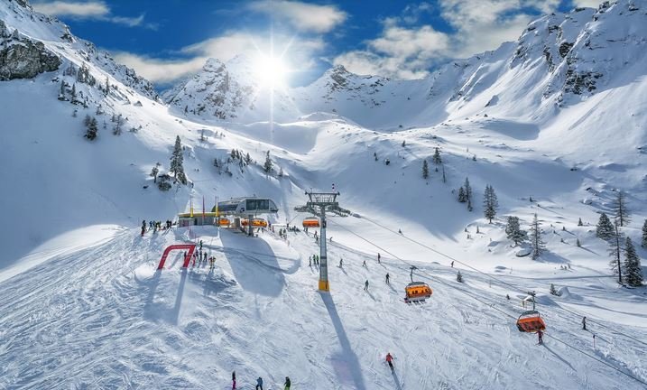 V regionu Schladming-Dachstein je k dispozici přibližně 30 kilometrů sjezdovek a více než 110 kilometrů denních turistických a sáňkařských stezek.