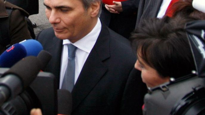 Rakouský kancléř Werner Faymann má co vysvětlovat