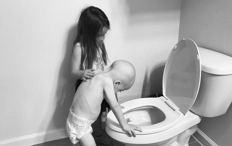 I v tak těžké chvíli mu je ale největší oporou sestřička Aubrey (5), která ho na záchodě utěšuje, hladí ho po zádech a láskyplně šeptá: „Vydrž, bráško, to bude dobrý, jsem tu s tebou.“