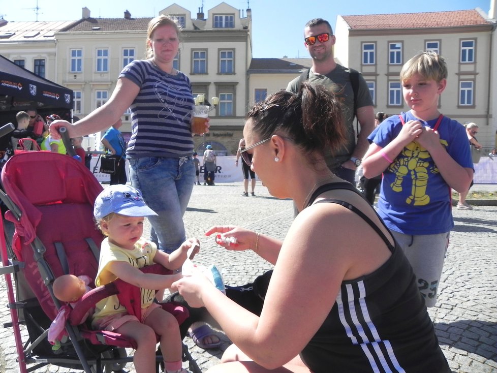 Účastníci benefičního běhu ve prospěch Michaely. Do Vyškova jich dorazilo více než pět stovek.