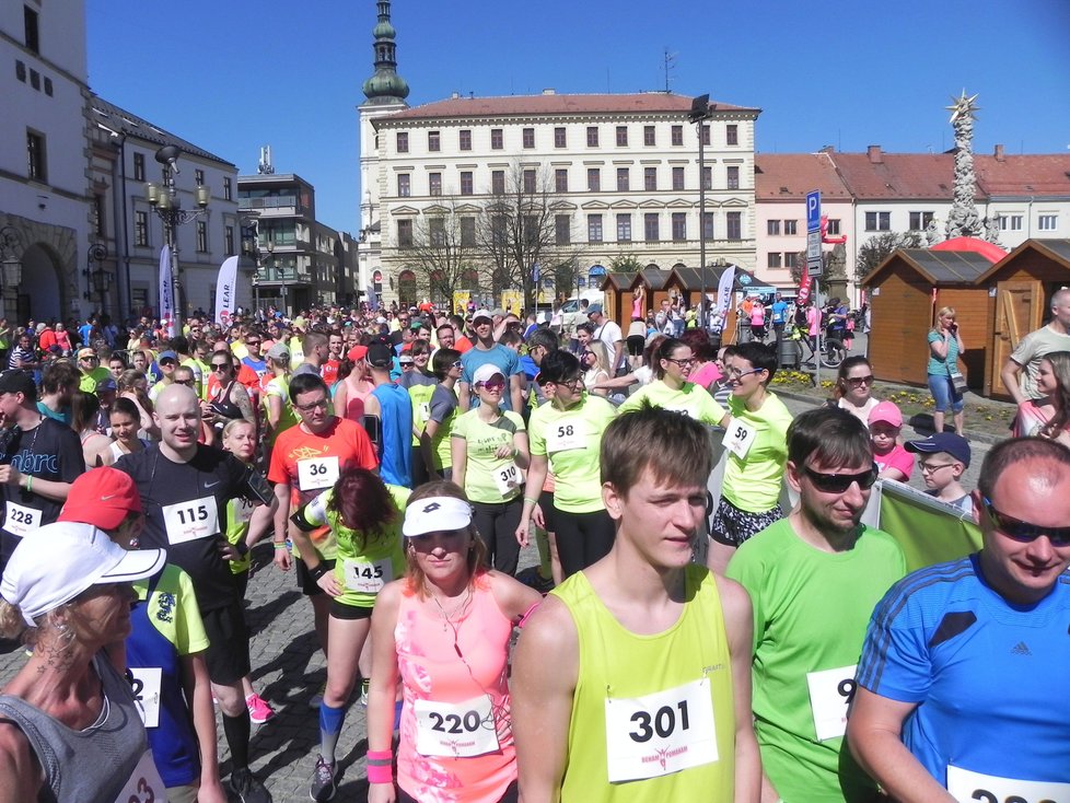 Účastníci benefičního běhu ve prospěch Michaely. Do Vyškova jich dorazilo více než pět stovek.