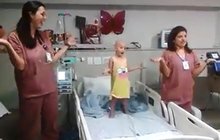 Dojemné i smutné zároveň: Sestry z onkologie roztancovaly maličkou pacientku! VIDEO