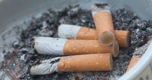 Nejvíce jsou rakovinou hrtanu ohroženi kuřáci.