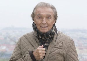 Karel Gott dál bojuje s rakovinou mízních uzlin.