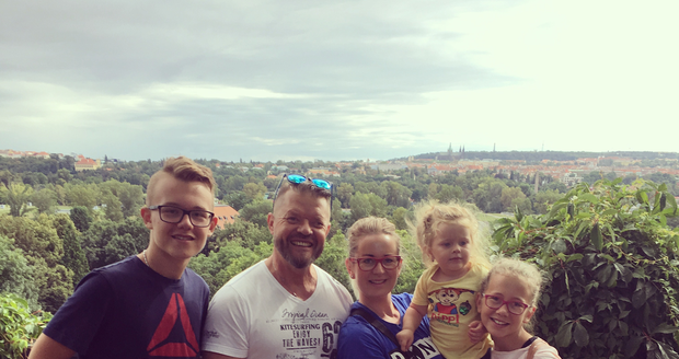 Pan Radek se svou ženou Lucií a dětmi na výletě v Praze, léto 2021.