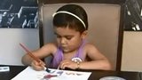 Dojemné, holčička s leukémií kreslí přáníčka ke Dni matek, aby pomohla výzkumu