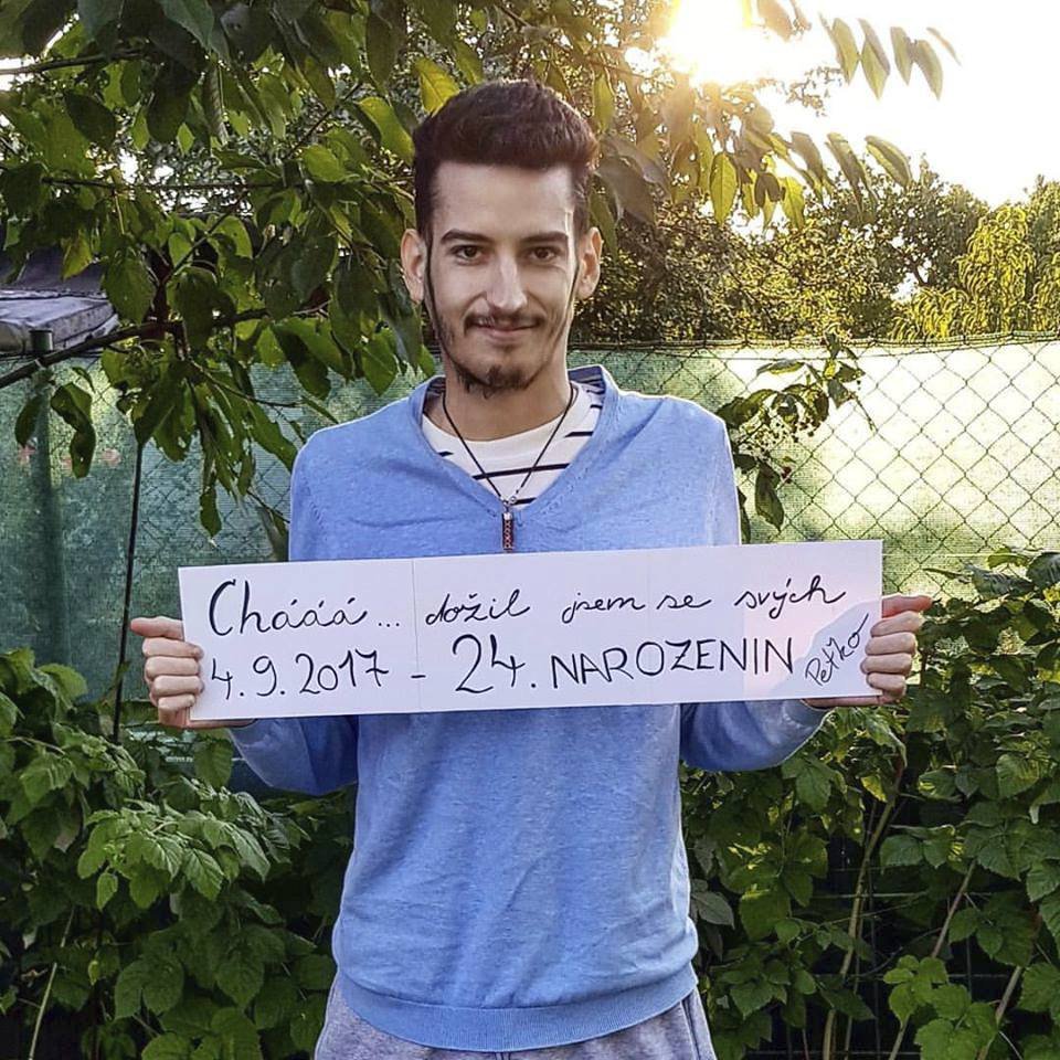 Začátkem září oslavil Petr Hübel 24. narozeniny. Přátelé i zcela neznámí lidé jej na sociálních sítích zahrnuli stovkami gratulací.