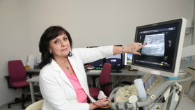 Paní primářka ukazuje nález v prsu při ultrazvukovém vyšetření.