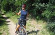 Pracovala jako porodní asistentka a celý život ráda sportuje. Na kole na jižní Moravě.