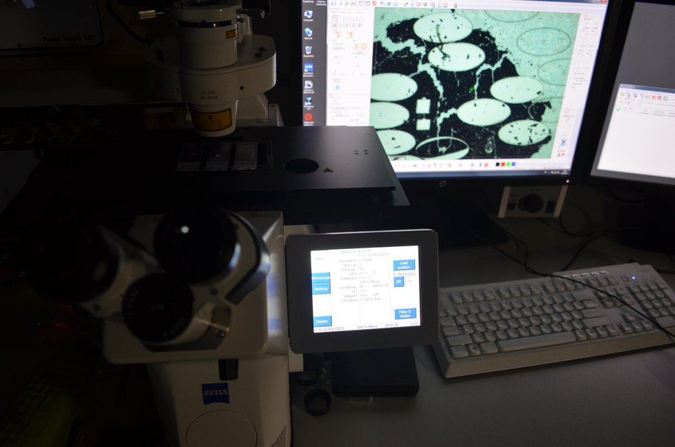 Přístroje, monitory a mikroskopy, na kterých vědci v Brně zkoumají krev a DNA pacientů s leukémií.