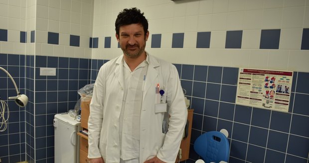 Primář chirurgického oddělení Slezské nemocnice v Opavě Matúš Peteja ve své ordinaci.