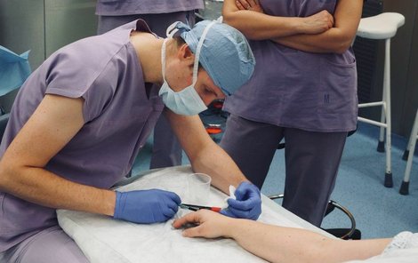 Libor Streit při jedné z operací lymfedému.