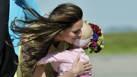 Princezna Kate nadšenou dívku objala a dala jí najevo, že jí má ráda