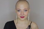 „Zjistila jsem, že být bez vlasů má i své nesporné výhody,“ říká Anna Slováčková. Teď se ale raduje z každého dorostlého milimetru...