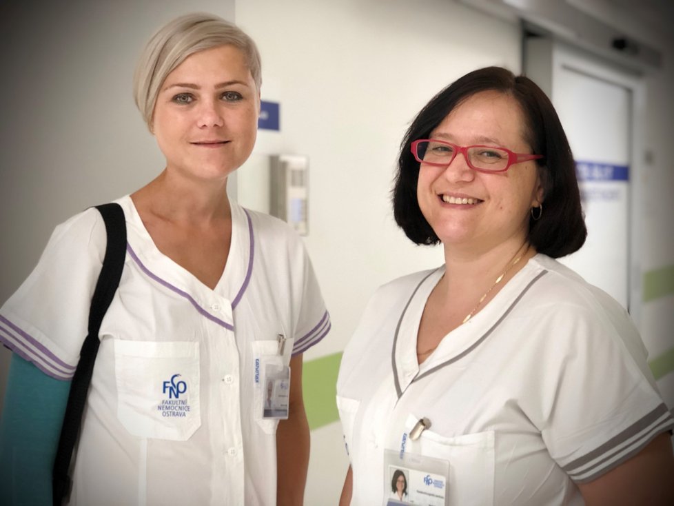 Zdravotní sestry, samy bývalé onkologické pacientky, Hana Mittáková (45, vlevo) a Petra Gombalová (47)