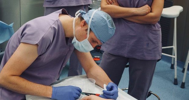 Docent Libor Streit s týmem při jedné z operací lymfedému.