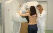 Od 45 let věku hradí preventivní vyšetření na mamografu zdravotní pojišťovny.