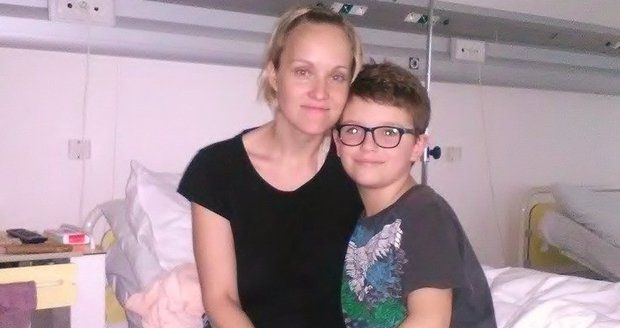 Jana se synem Markem v nemocnici po odstranění nádoru