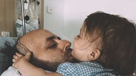 Táta čtyř dětí umírá na rakovinu: Jedna z jeho dcer (7) chce vydělat peníze na operaci malováním na utěrky