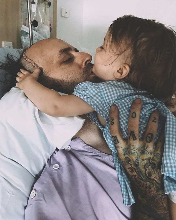 Táta čtyř dětí umírá na rakovinu: Jedna z jeho dcer (7) chce vydělat peníze na operaci malováním na utěrky