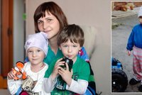 Rodina prokletá rakovinou. Syn umřel na leukémii, dvojčata mají nádory na mozku