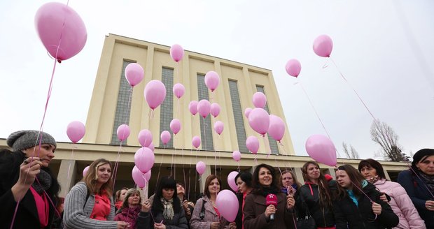 Na rozloučenou pustili účastníci pohřbu balonky.