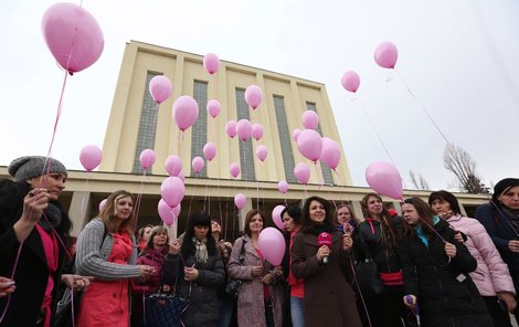 Na rozloučenou pustili účastníci pohřbu balonky.