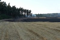 Rozsáhlý požár trávy zastavil vlaky mezi Otrokovicemi a Moravským Pískem