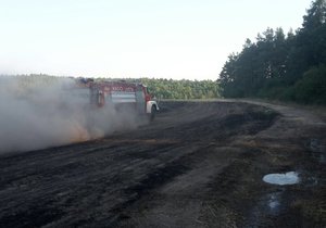 Zásah hasičů na Rakovnicku u rozsáhlého lesního požáru 