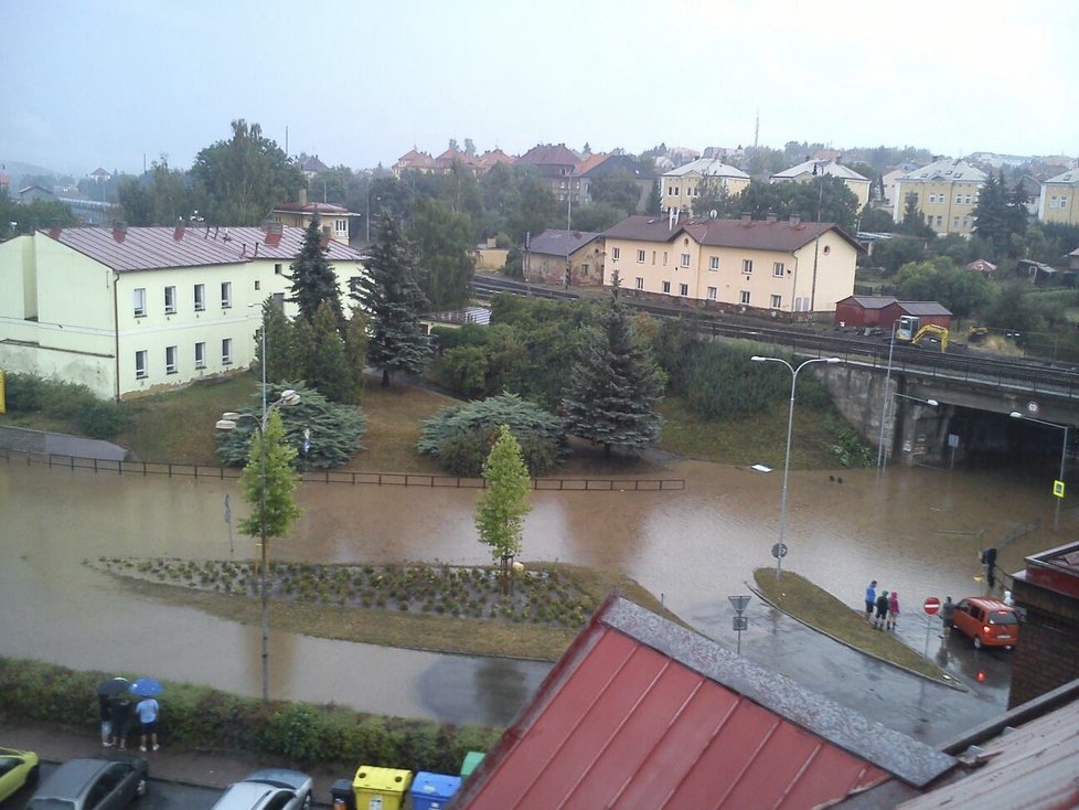 Voda z přívalových dešťů zaplavila Rakovník